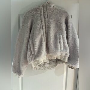 Lululemon REVERSIBLE FLEECE JACKET
White Opal - Size 6